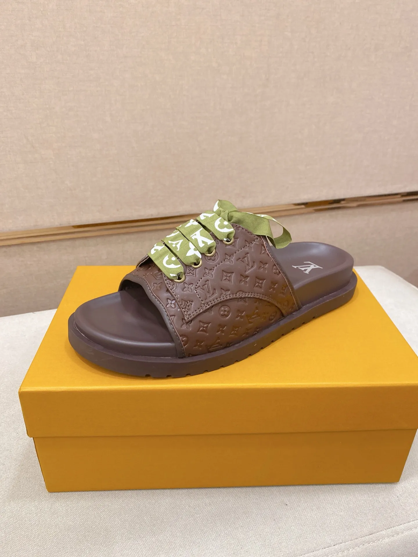 Men's shoes 💰: 340💰Made by LV🔍Top purchasing agents. Men's spring and summer slippers are available at the same counter. The uppers are imported cowhide from Italy, with logo graphics and high-quality craftsmanship. Soles: original soles specially provided by the original factory. Exclusive movable molded soles are super comfortable. Original goods follow orders. 🔍🔍High quality. You can enter and exit the counter at will. Welcome to compare. Size 38-44.